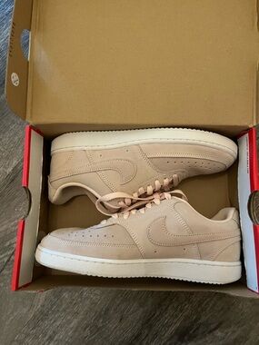 Nike Low-Top Sneakers in Light Blush velvet